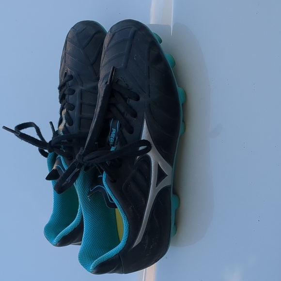 Mizuno soccer cleats size 3 - Picture 2 of 2